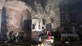 Estado en que ha quedado el interior de la iglesia de Carranque tras el incendio de esta noche
