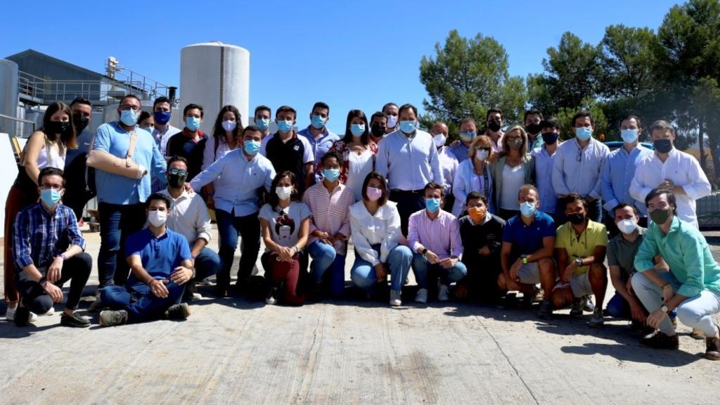 Paco Núñez con los jóvenes de NNGG en Socuéllamos