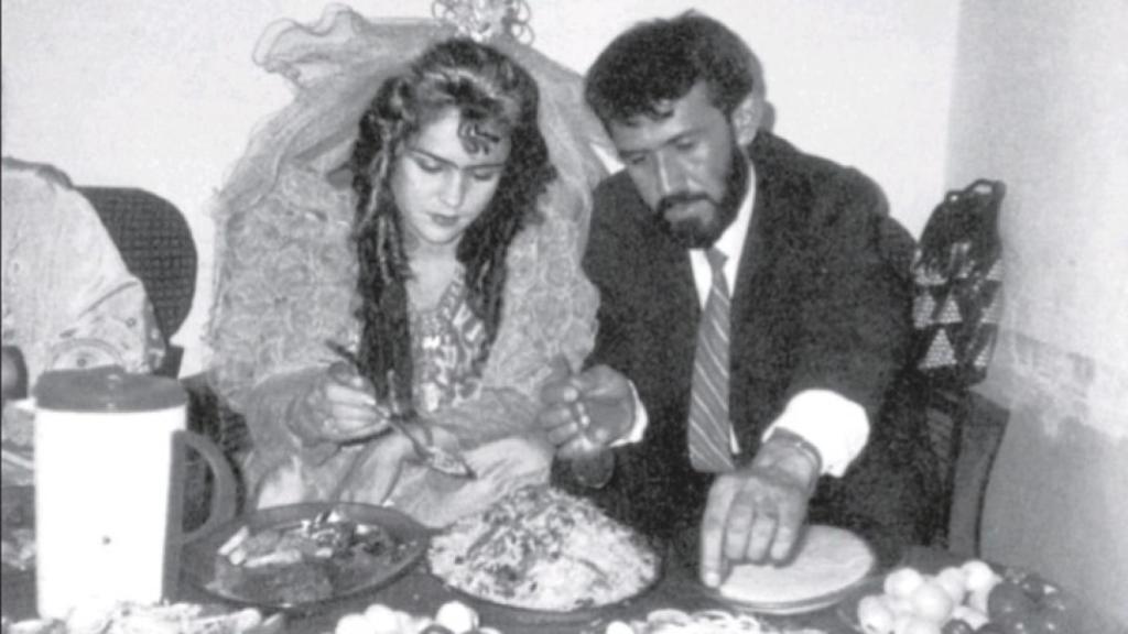 Fawzia y Hamid durante su boda en una foto extraída de su autobiografía 'Letters to my daughters'.