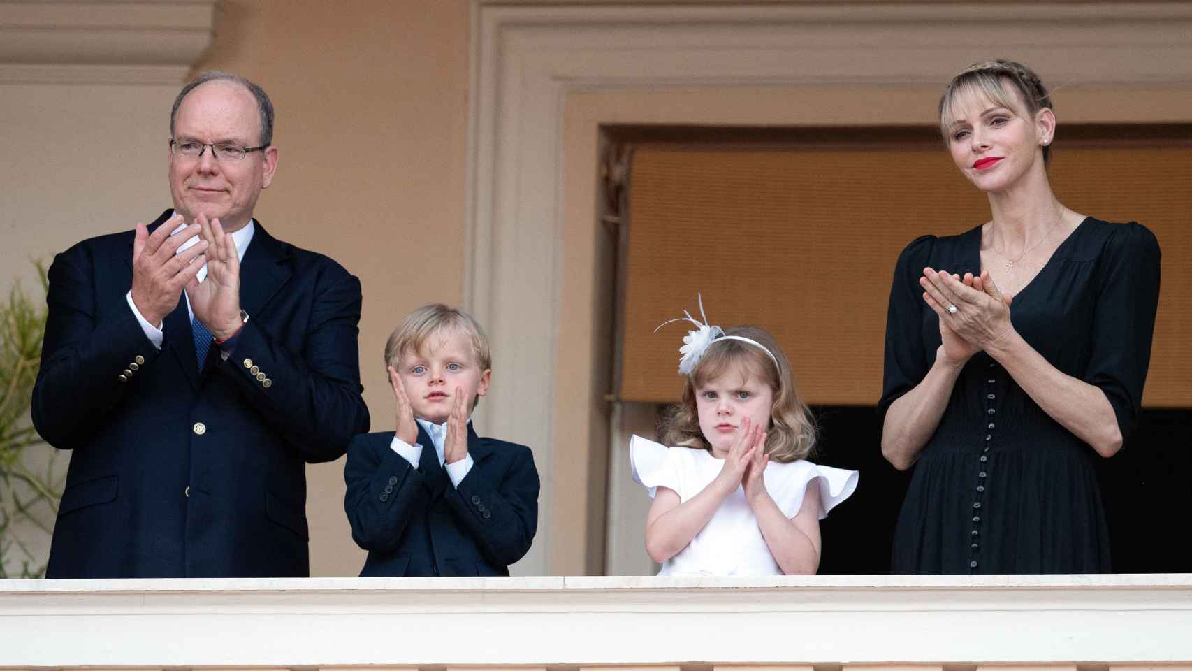Charlène de Mónaco junto al príncipe Alberto y sus hijos, Jacques y Gabriella, durante un acto en el principado.