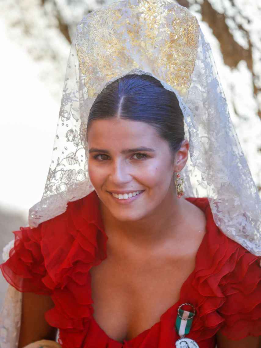 Tana Rivera ha lucido un espectacular vestido de Lorenzo Caprile y un mantilla beige.