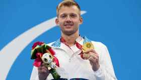 Ihar Boki posa con una de sus medallas de oro en los Juegos Paralímpicos de Tokio 2020