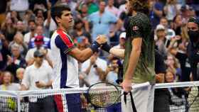 Carlos Alcaraz saluda a Tsitsipas tras ganar en el US Open