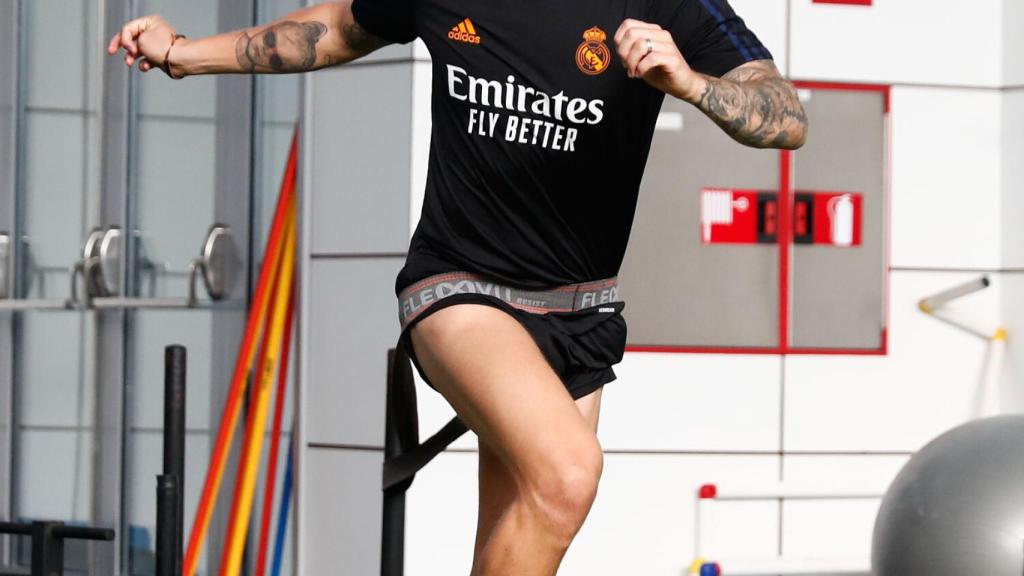 Toni Kroos entrenando en el interior de la ciudad deportiva