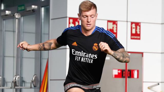 Toni Kroos entrenando en el interior de la ciudad deportiva