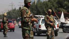 Soldados talibanes en su puesto de control en Kabul.
