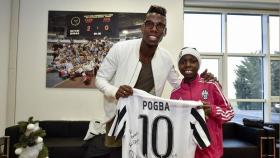 Paul Pogba, junto a Bryan Dodien