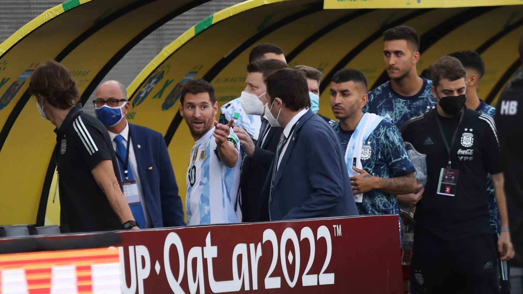 Messi se retira del campo tras la irrupción de los agentes de sanidad y seguridad