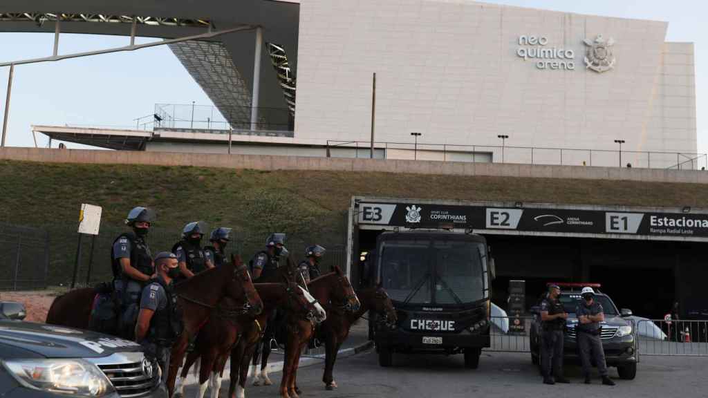 La policía brasileña espera fuera del estadio