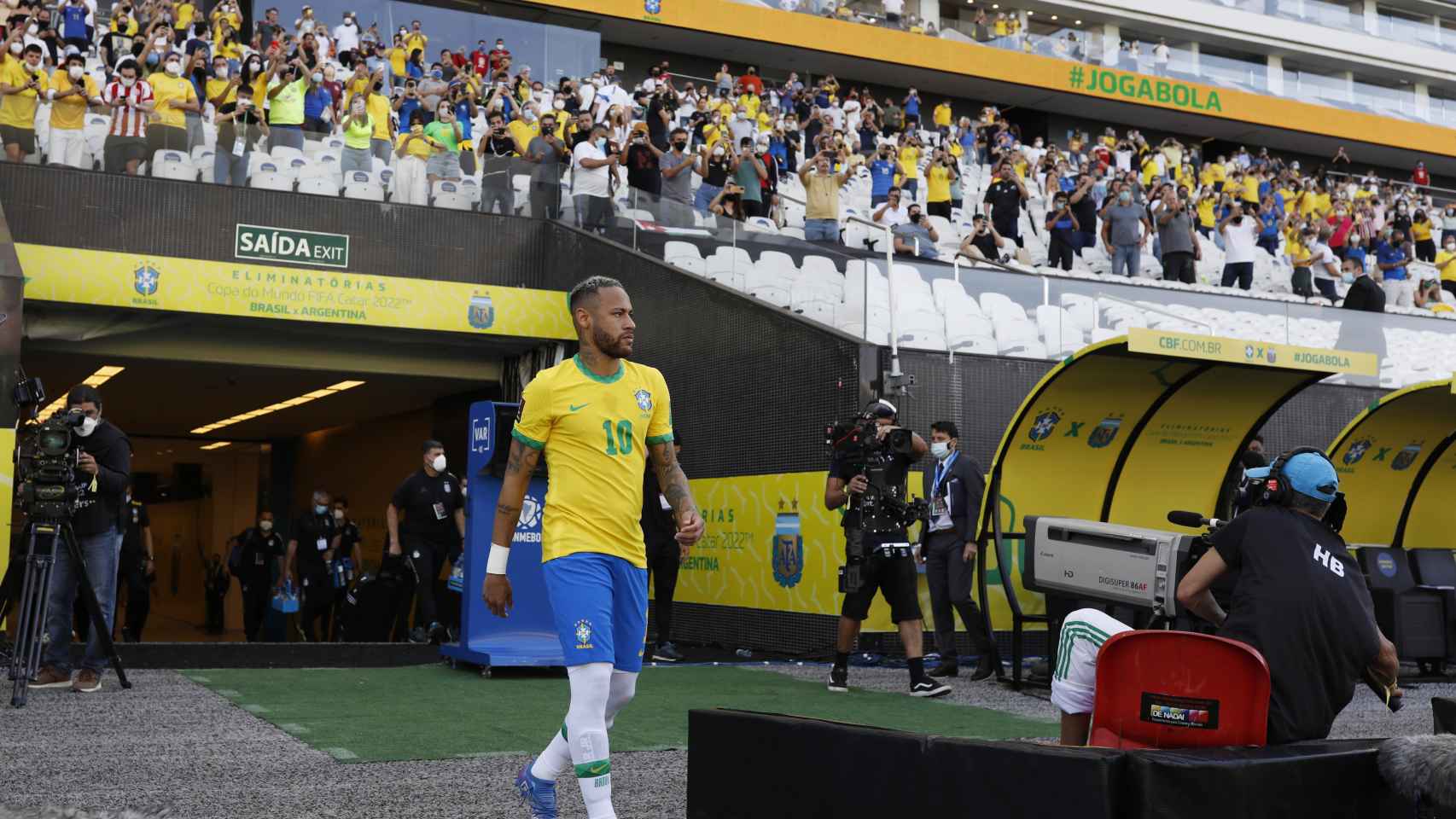 Neymar saltando al terreno de juego para el Brasil - Argentina