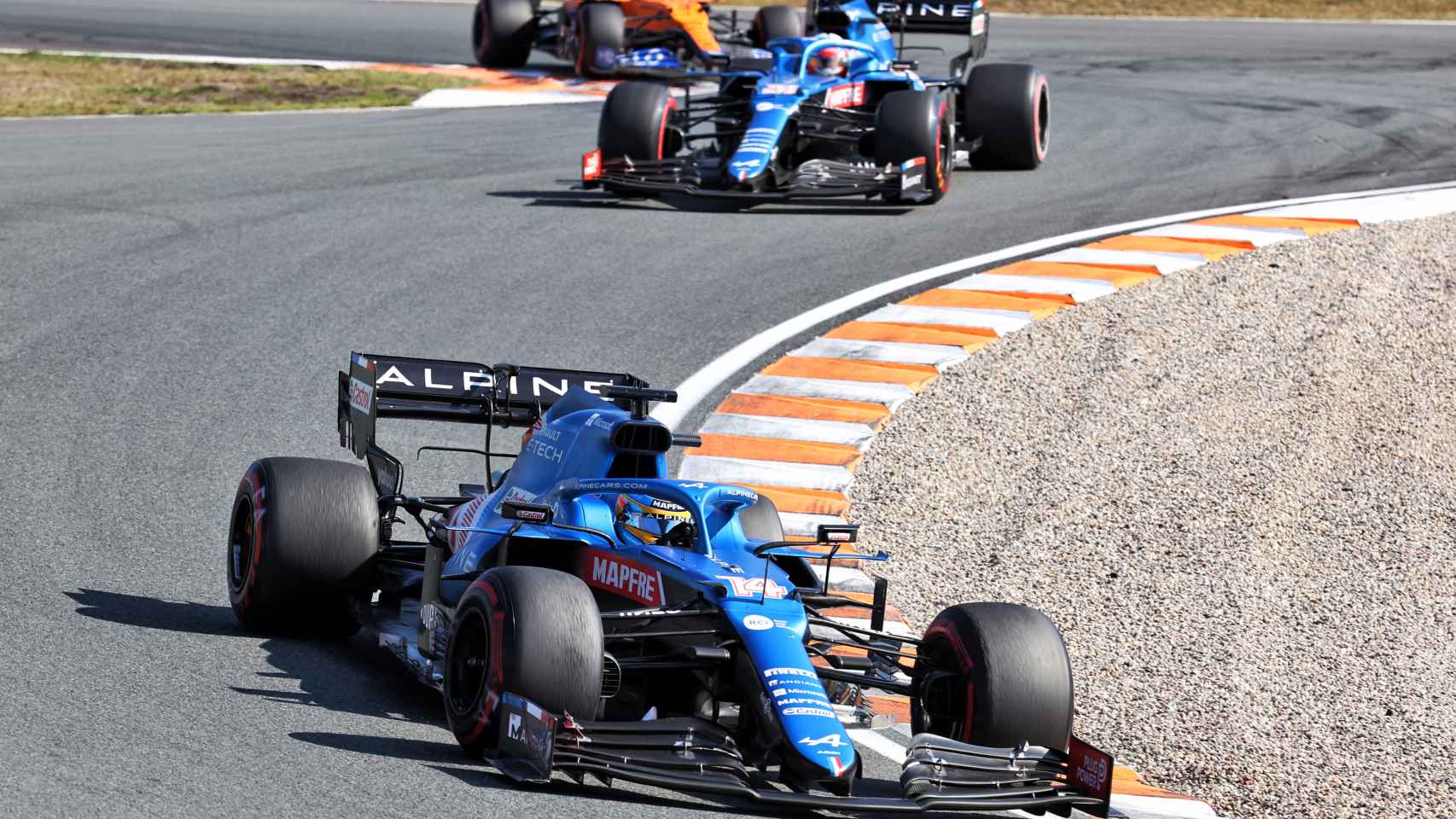Fernando Alonso rodando por delante de Ocon en Zandvoort