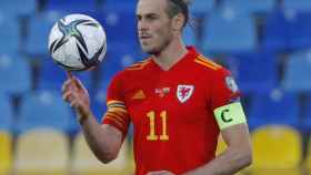 Gareth Bale con el balón de su hat-trick con Gales