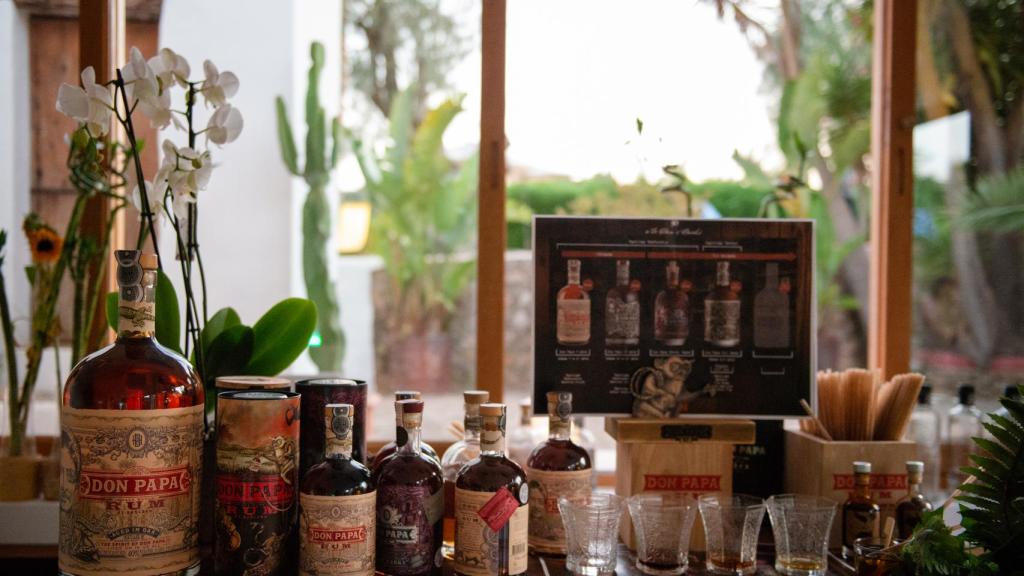 Botellas de Don Papa Rum en Casa Sugarlandia en Ibiza.