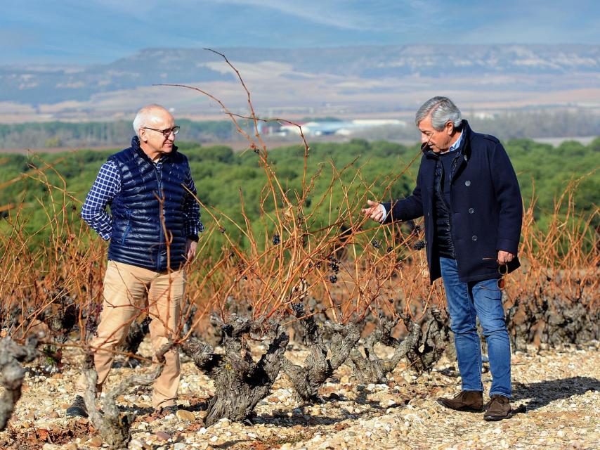 Fernando Remírez de Ganuza y Pedro Aibar en el viñedo.