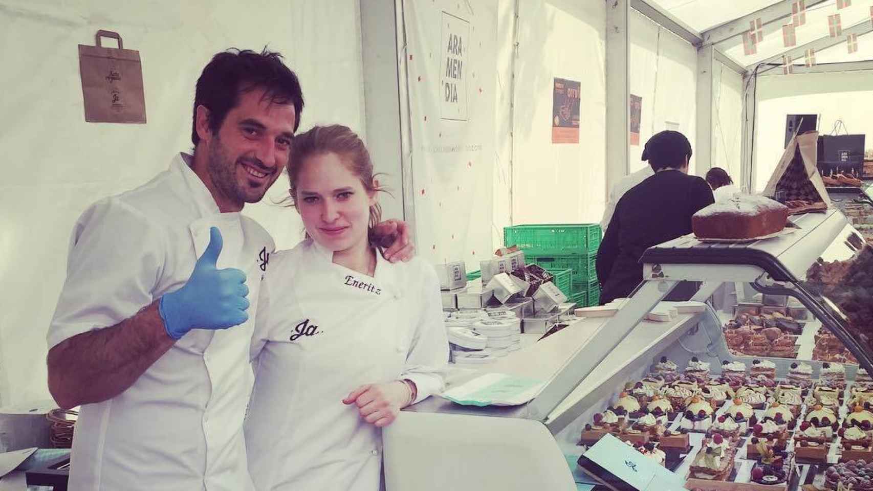 Joseba Arguiñano, tras el mostrador con una compañera, durante la 'Feria guipuzcoana del pastel'.