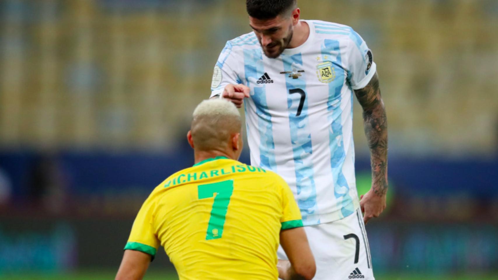 De Paul y Richarlison, durante un Argentina - Brasil