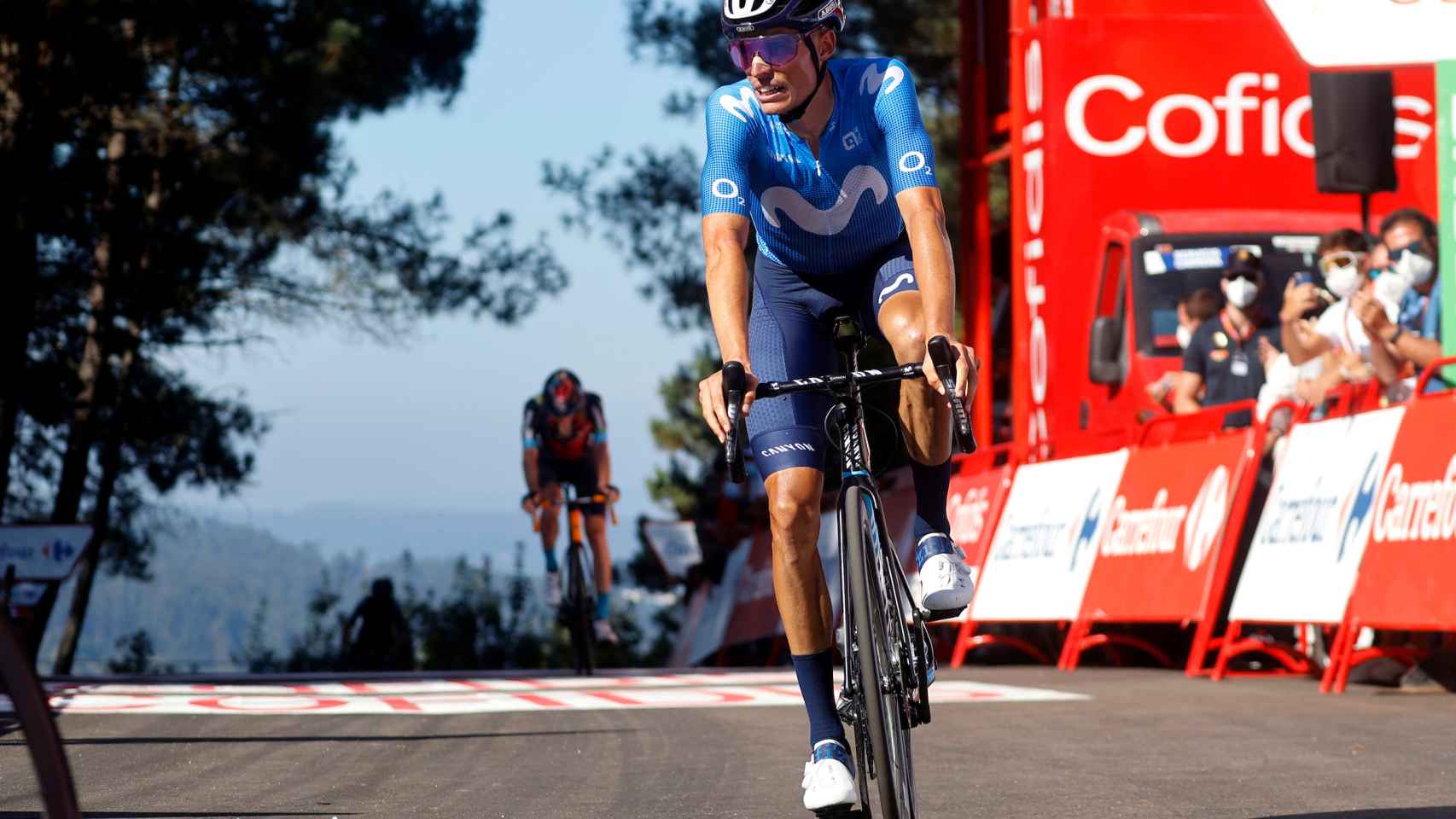 Enric Mas durante una etapa de La Vuelta 2021