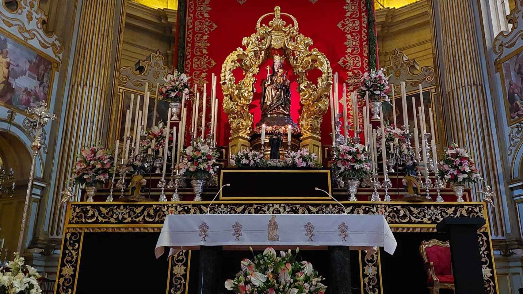 Santa María de la Victoria en su altar de cultos en la Catedral de Málaga.