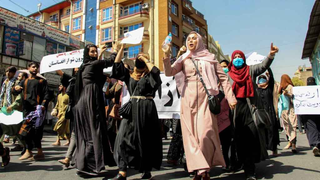 Protesta de varias mujeres en Kabul