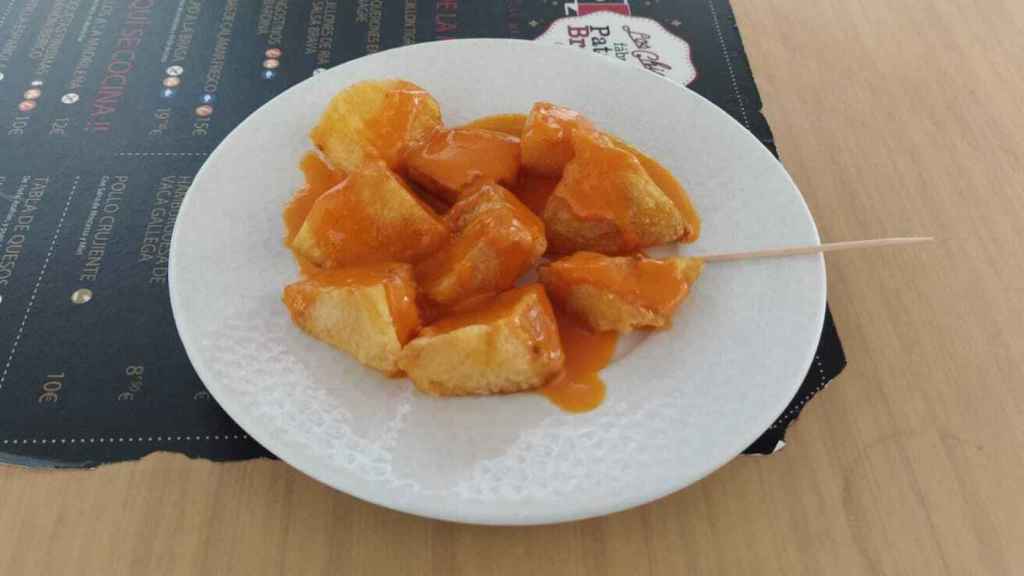 The tapa of patatas bravas from the Los Chicos bar, one of the places visited.