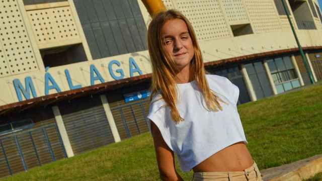 Paola posando a este periódico frente al Estadio de Atletismo de Málaga.