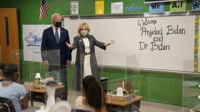 Joe y Jill Biden en la escuela de Yorktown.