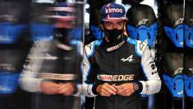 Fernando Alonso en el box del equipo Alpine