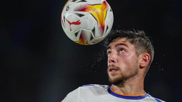 Fede Valverde toca un balón con la cabeza