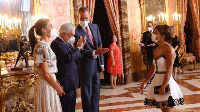 Sebastián Piñera aplaude a Sandra Sánchez ante los Reyes. Foto: Casa Real