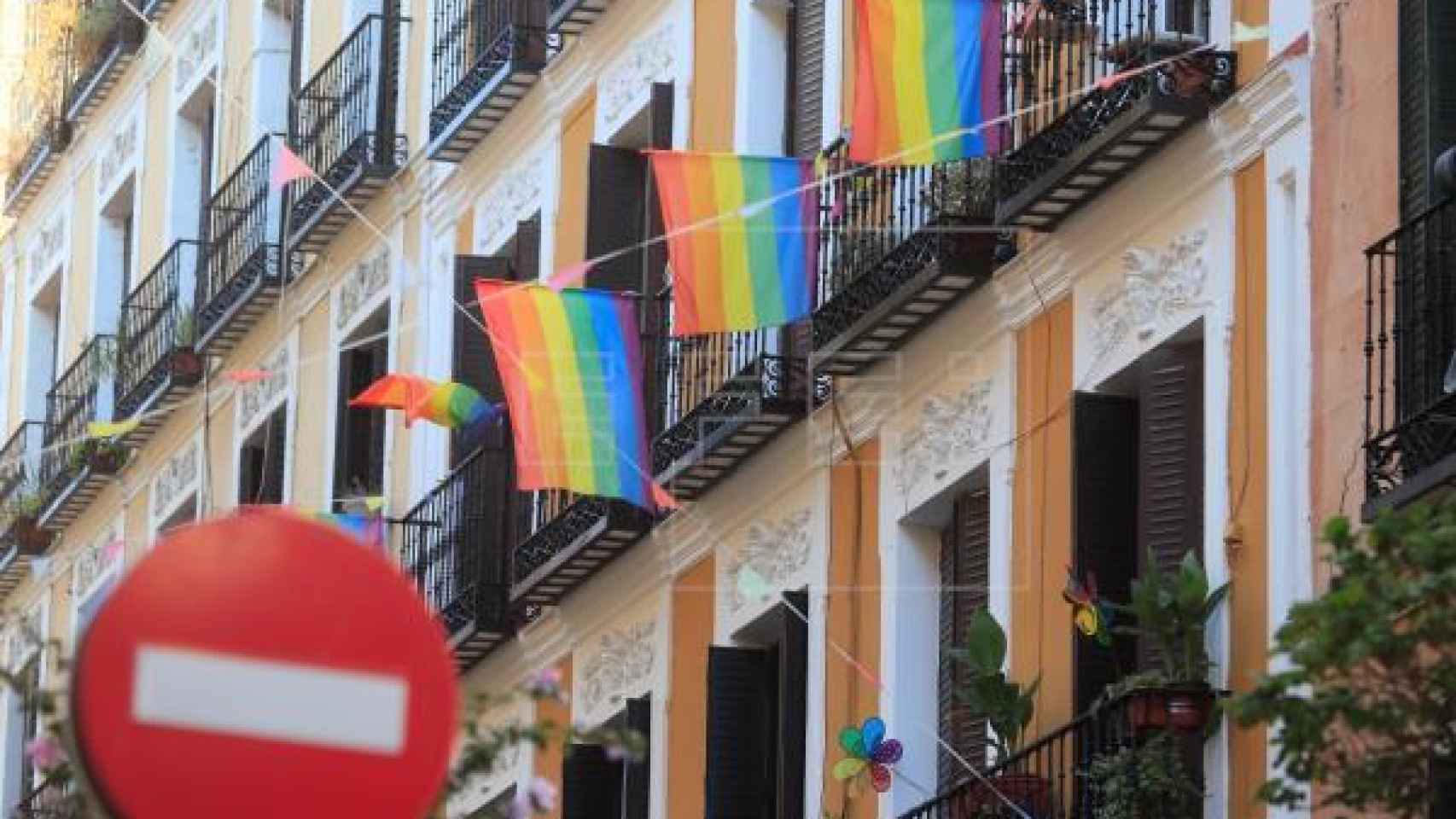 Banderas LGBTI en balcones de Malasaña.