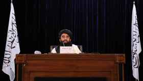 El portavoz de los talibanes, Zabihullah Mujahid, anuncia el nuevo gobierno en Kabul.