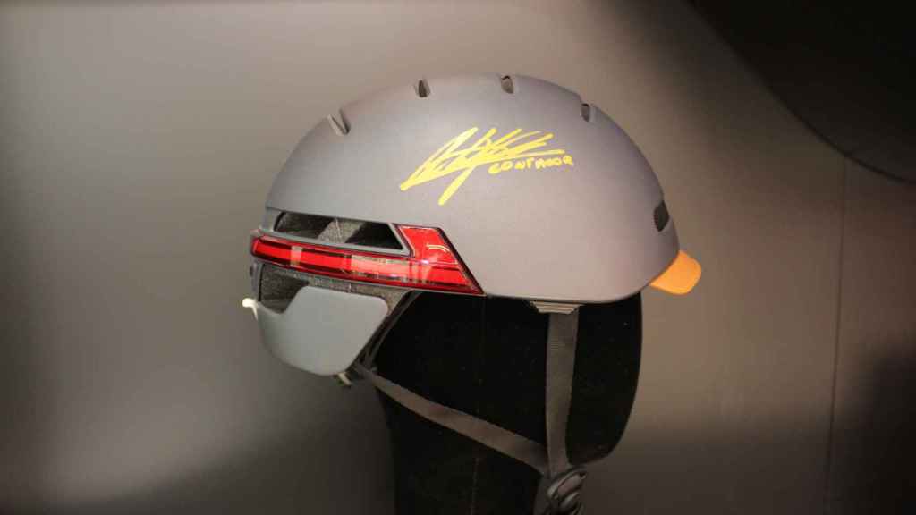 El casco Livell firmado por el ciclista Alberto Contador.