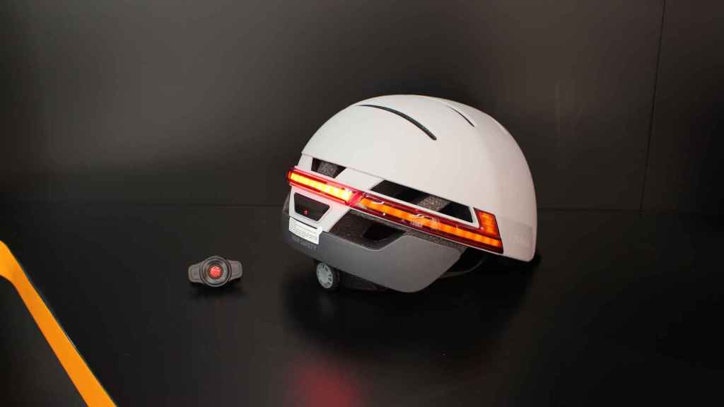 Así es Livall, el casco inteligente español que previene accidentes.