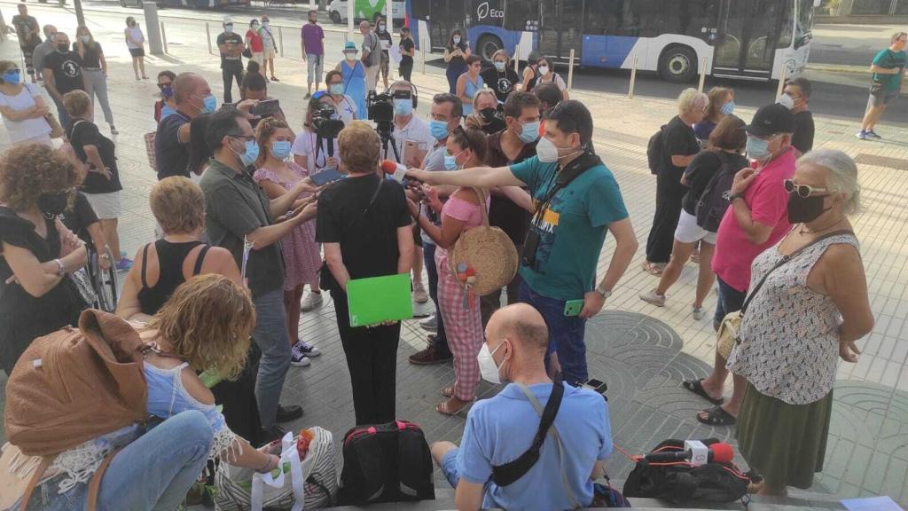 Un grupo de periodistas preguntando por la campaña de firmas a los activistas.