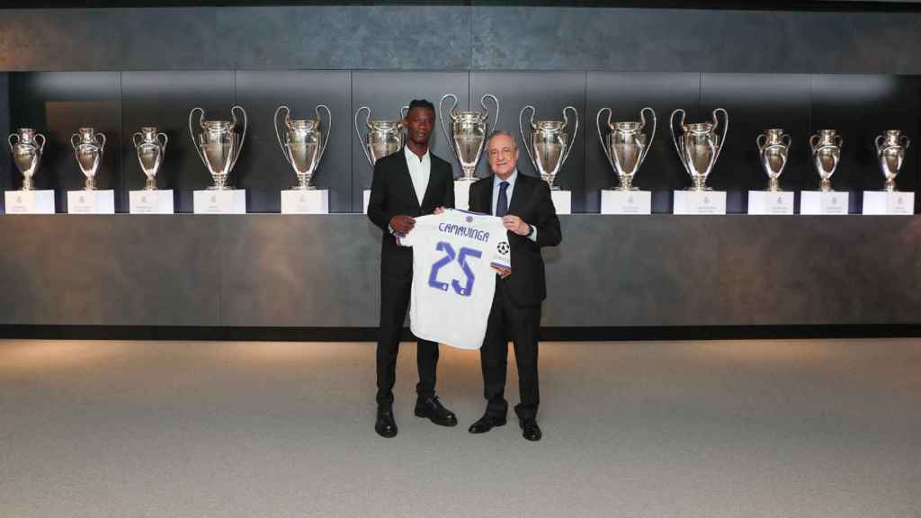 Camavinga posa con la camiseta del Real Madrid junto a Florentino Pérez