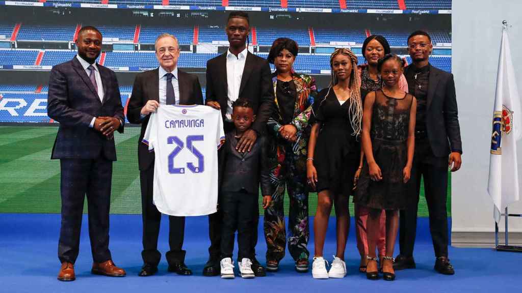 Camavinga, con su familia en su presentación con el Real Madrid