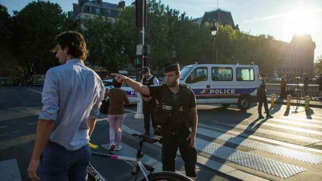 Agentes de la Policía francesa alrededor del juzgado