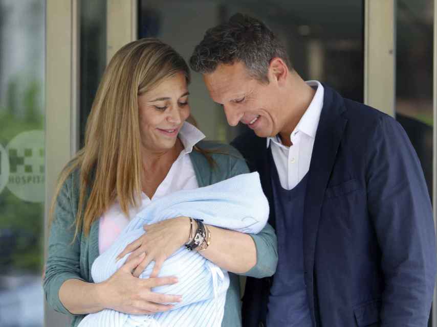Prat y Yolanda Bravo a las puertas del hospital en 2015 tras el nacimiento de su único hijo en común.