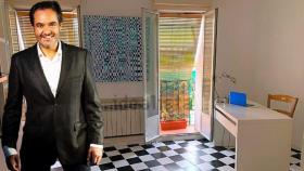 Antonio Pardo en el piso que fue su estudio durante años, en un montaje de JALEOS.