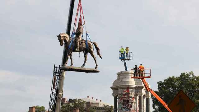 La estatua del general Lee ha sido retirada de su pedestal.