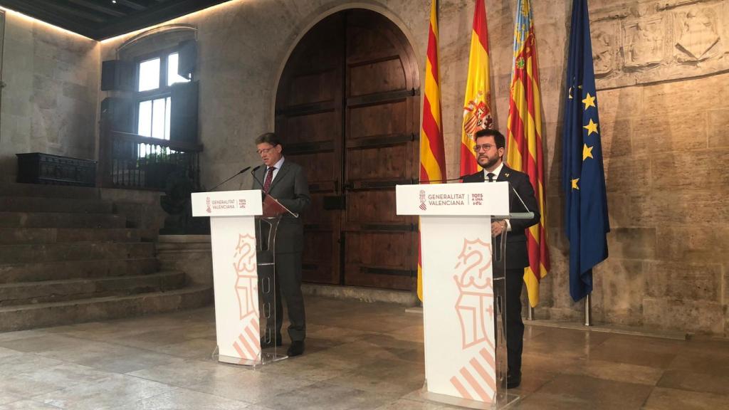Pere Aragonès, junto a Ximo Puig en el Palau de la Generalitat Valenciana. EE