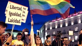 Una manifestante ondea una bandera LGTBI durante la manifestación contra la homofobia en Madrid.