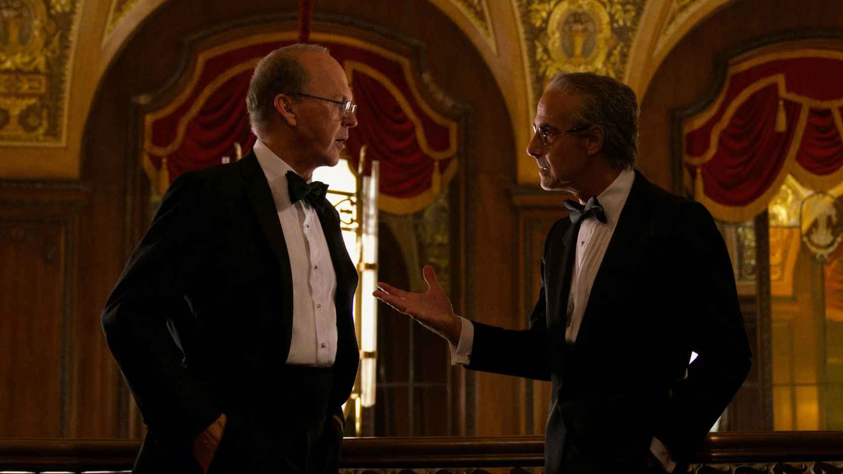 Michael Keaton y Stanley Tucci en una escena de la película 'Worth'.