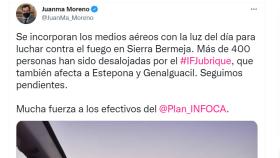 Carmen Crespo y Patricia Navarro en la zona del incendio esta mañana.