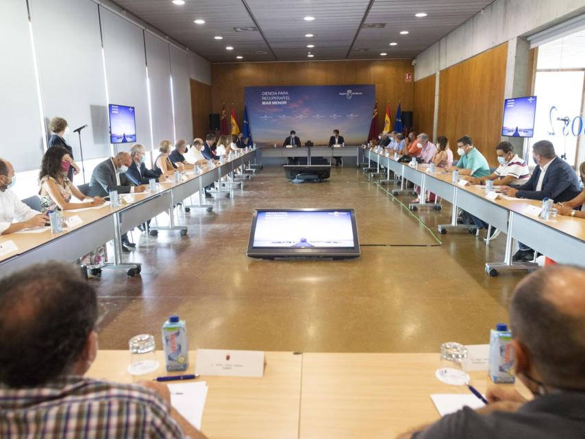 Fernando López Miras presidió este lunes un foro con científicos para abordar la crisis ambiental del Mar Menor.