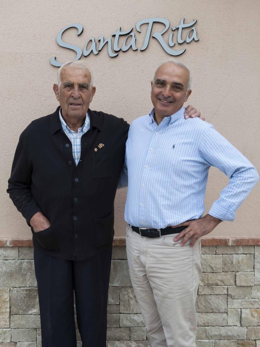 Jesús López, fundador de Santa Rita, con su hijo Pedro Juan.