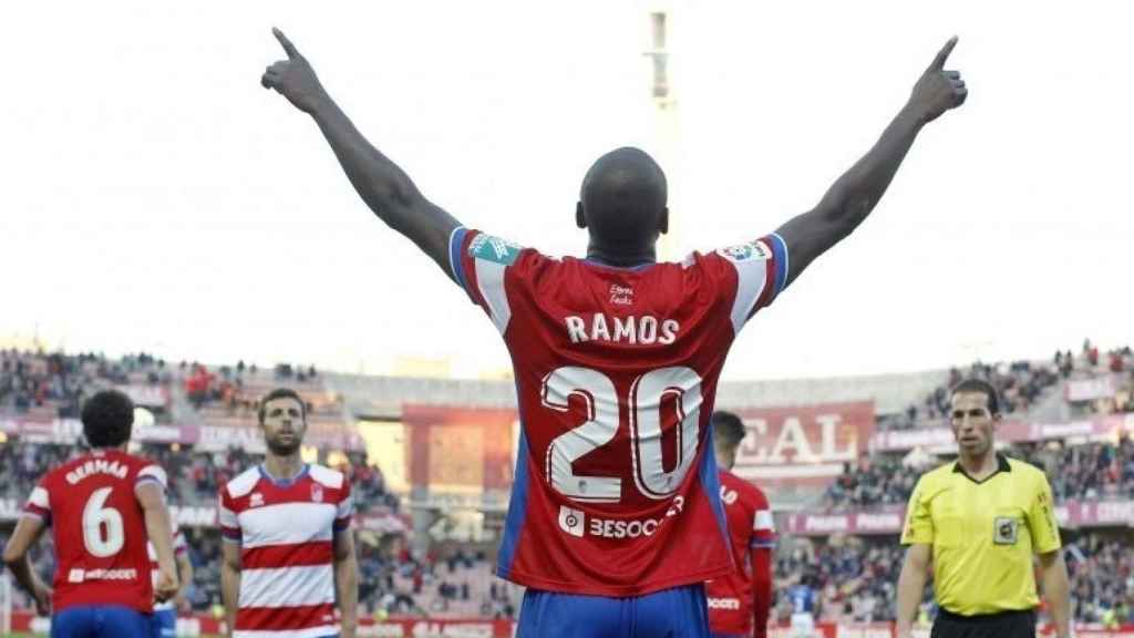 Adrián Ramos celebra un gol con el Granada
