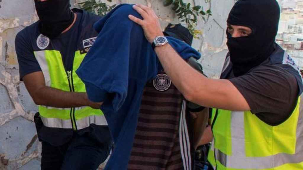Police detain the leader of a jihadist cell in Melilla in 2017.
