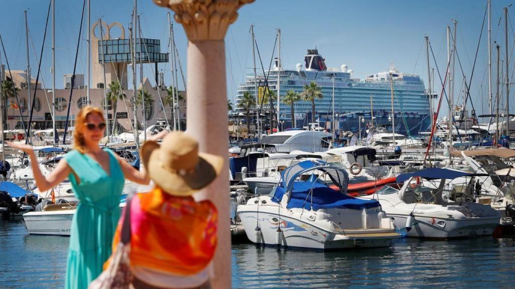 Unas turistas en el puerto de Alicante.