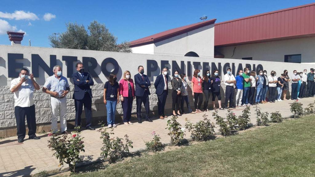 Los trabajadores del centro se han concentrado en repulsa a la agresión a la subdirectora de Villena.
